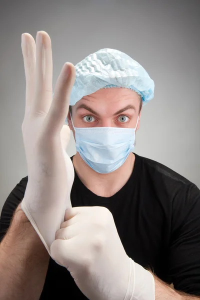 Cirujano oscuro usando guantes — Foto de Stock