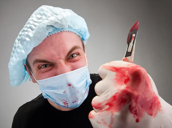 Безумный больной хирург — стоковое фото