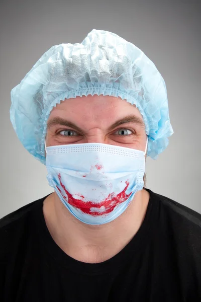 Безумный психически больной хирург — стоковое фото