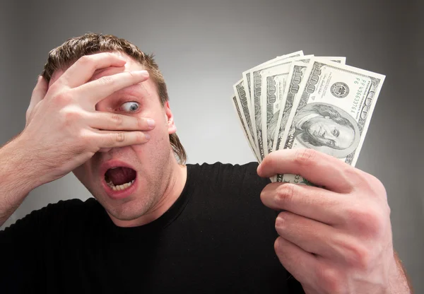 Zaskoczony mężczyzna z pieniędzy — Zdjęcie stockowe