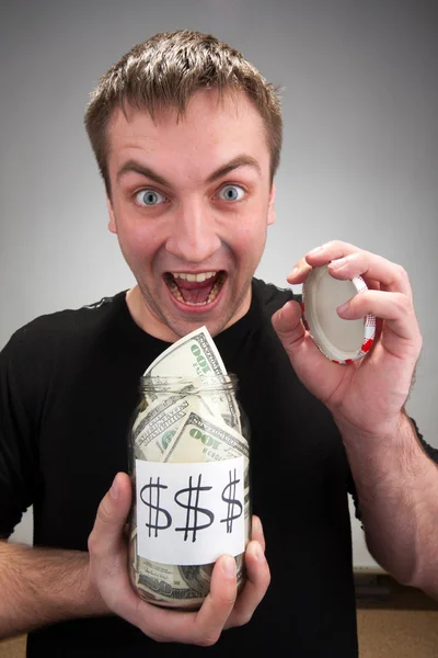 Homem feliz com dinheiro enlatado — Fotografia de Stock