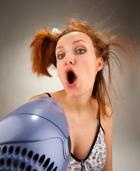 Dona de casa cantando com secador de cabelo — Fotografia de Stock
