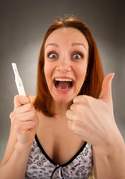 Žena s těhotenským testem — Stock fotografie