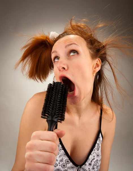 Femme au foyer chantant avec une brosse à cheveux — Photo