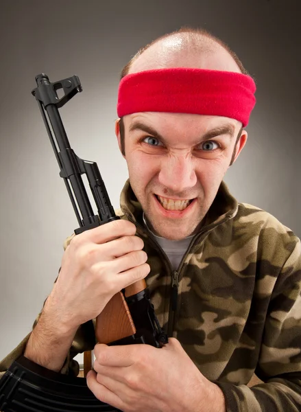 Сумасшедший солдат с пулеметом — стоковое фото