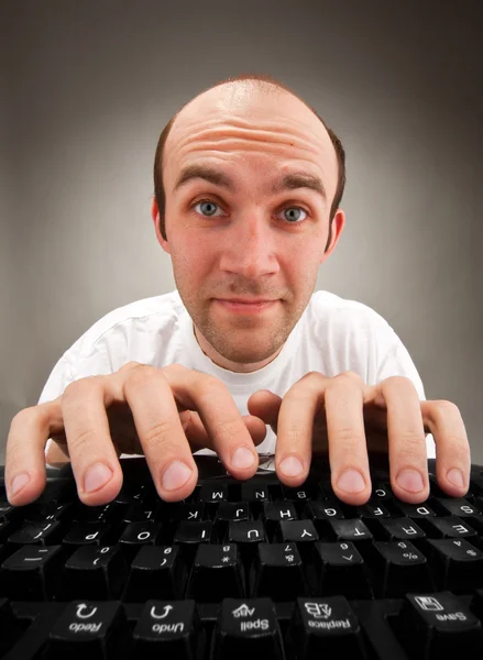Grappige nerd werken op de computer — Stockfoto