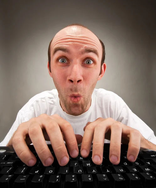 Verrast grappige nerd werken op de computer — Stockfoto