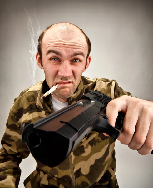 Frecher Bandit mit Waffe — Stockfoto