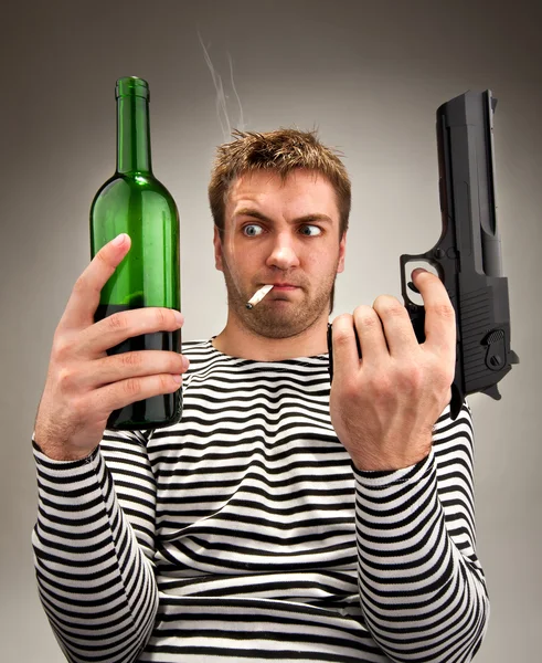 Tuhaf denizci şişe ve silah arasında seçim yapma — Stok fotoğraf