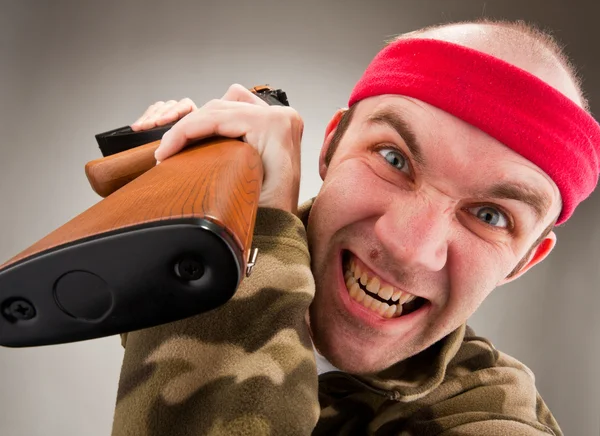 Сумасшедший солдат с пулеметом — стоковое фото