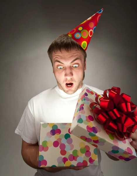 День народження чоловік відкриває подарункову коробку — стокове фото
