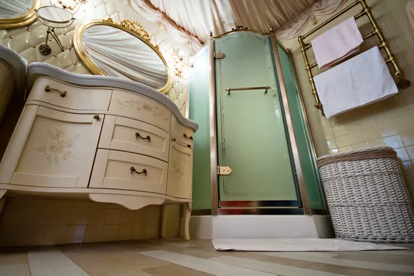 豪华复古浴室的内部 — 图库照片