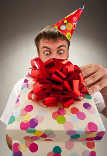 Compleanno uomo apertura confezione regalo — Foto Stock