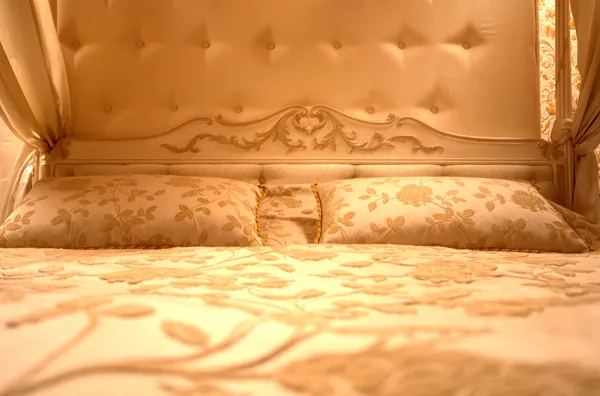 Interieur van luxe vintage slaapkamer — Stockfoto