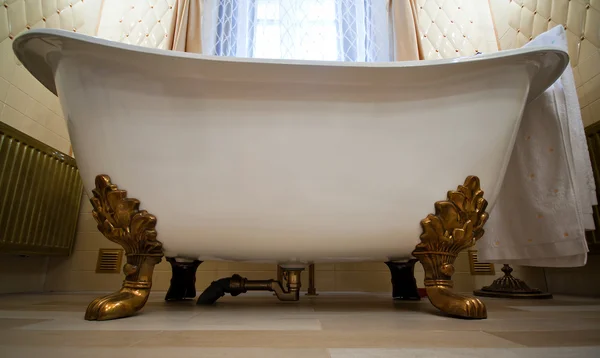 Інтер'єр розкішної старовинної ванної кімнати — стокове фото