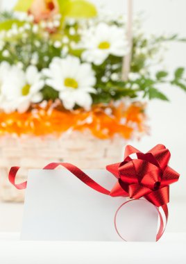 hediye kartı karşı bir çiçek sepeti