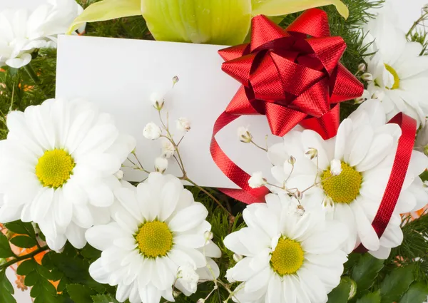 Bouquet of daisies with card — Stock Photo, Image