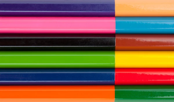 Ряд цветных карандашей — стоковое фото