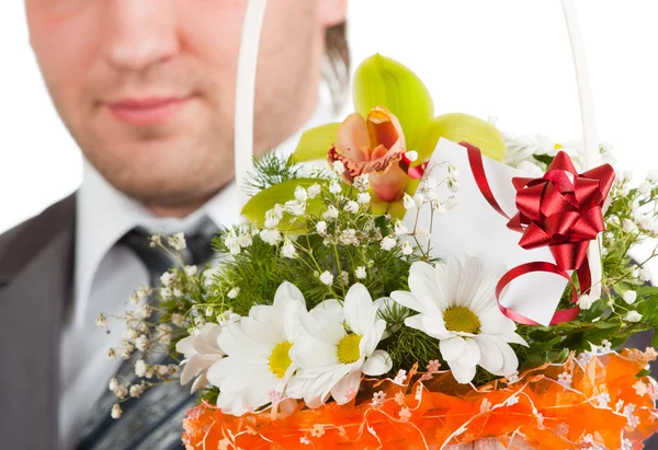 幸せな新郎に対して花の花束 — ストック写真