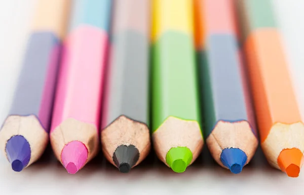 Wiersz kolorowych ołówków — Zdjęcie stockowe