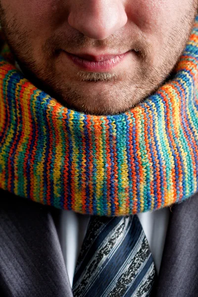 Homme d'affaires en costume gris et écharpe colorée — Photo