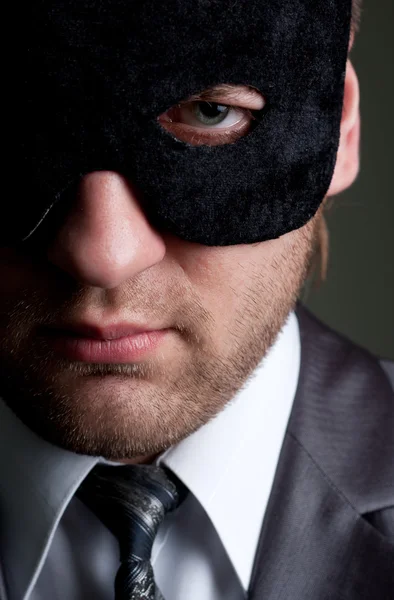 Ernstige zakenman in masker — Stockfoto