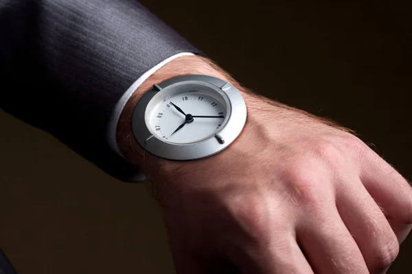 手に時計を探してビジネスマン — ストック写真