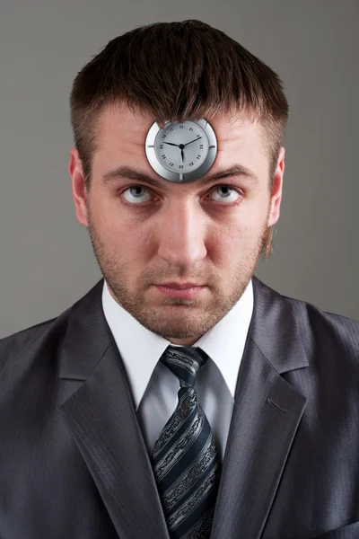Empresario busca el reloj en la cabeza — Stockfoto