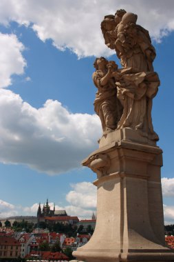 Prag'daki charles Köprüsü ve katedral içinde geçmiş Anıtı