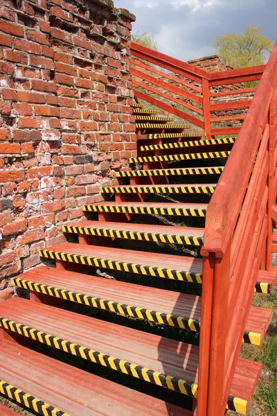 eski kırmızı merdiven korkuluk inşaat sitesinde ile