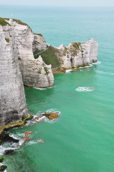 Kliffen in een zee van emerald — Stockfoto