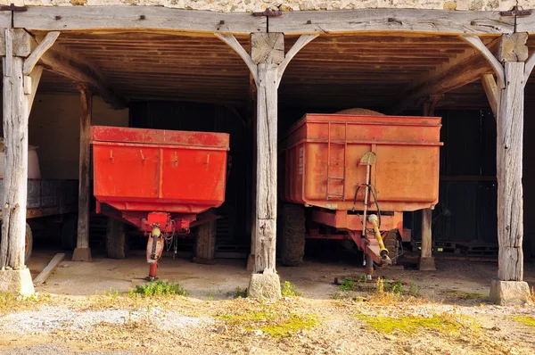 Remolques estacionados en un granero — Foto de Stock
