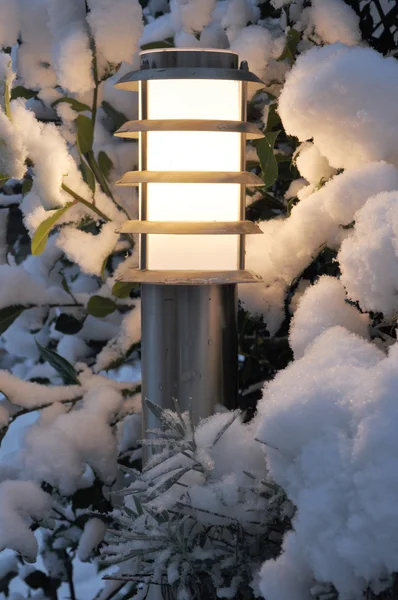 Ein Licht erhellt eine schneebedeckte Terrasse — Stockfoto