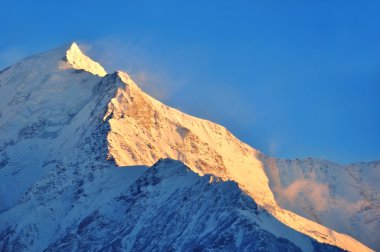 Massif du mont blanc batımında mavi gökyüzü arka plan üzerinde