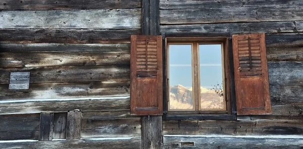 Rollläden öffneten eine Hütte — Stockfoto