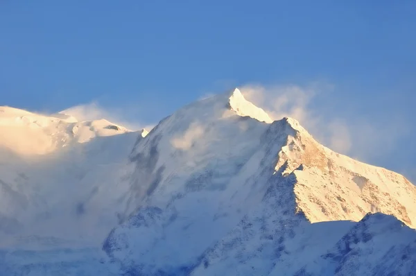 Mont Blanc Ventoso Esparcir Nieve Sobre Fondo Cielo Azul — Foto de Stock