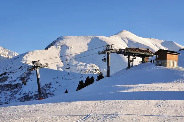 Kış sporları için asansörleri varış — Stok fotoğraf