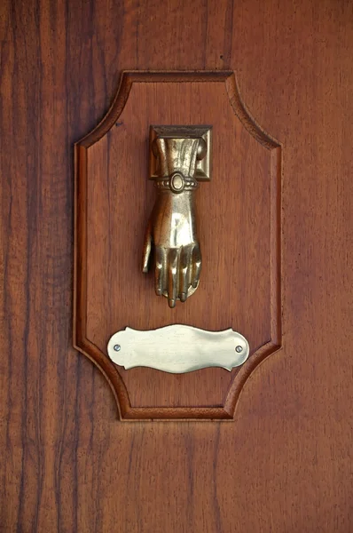 Drewniane Drzwi Młotem Dłoń Puka — Zdjęcie stockowe