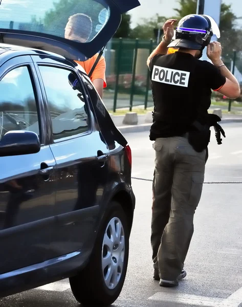 Polizist Setzt Seinen Helm Vor Ein Auto — Stockfoto