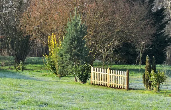 Houten hek in een tuin — Stockfoto