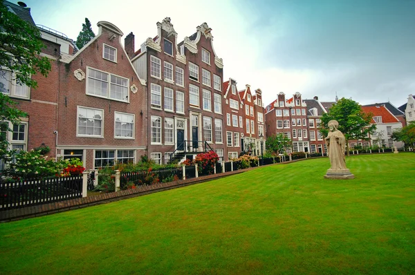 Casas antiguas en Amsterdam, Países Bajos — Foto de Stock