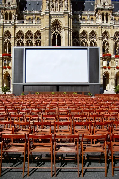 Viyana Belediye Binası önünde açık sinema