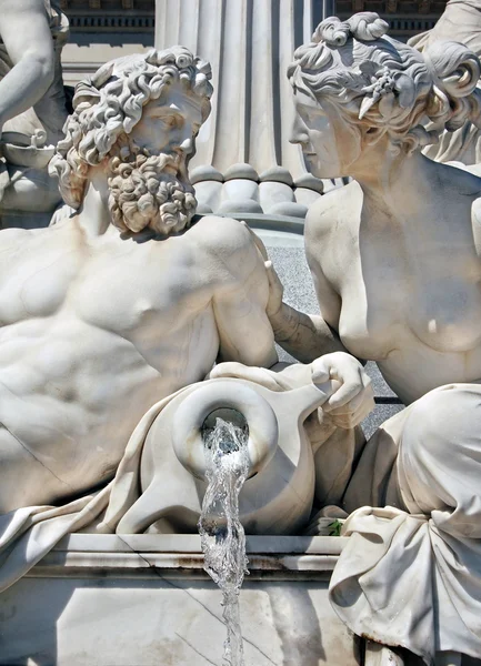 在奥地利议会前的喷泉的详细信息 — 图库照片