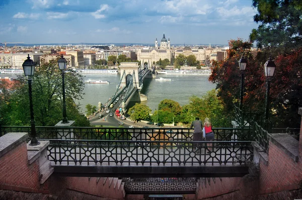 ブダペストの有名な鎖橋の眺め — ストック写真