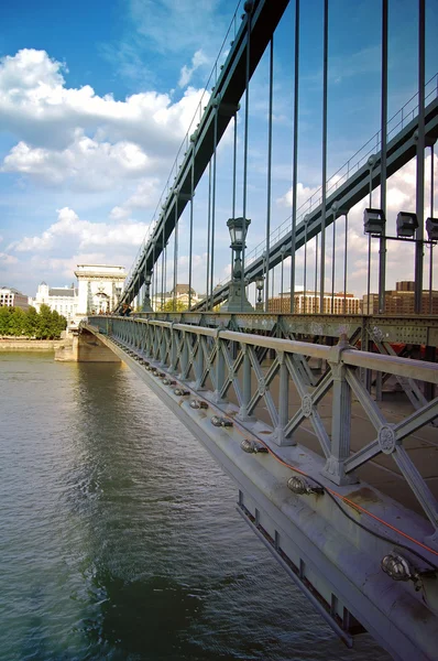 สะพานโซ่ที่มีชื่อเสียงในบูดาเปสต์ — ภาพถ่ายสต็อก