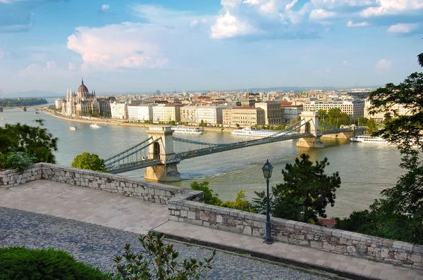 Panorama de Budapeste e a famosa ponte Chain — Fotografia de Stock