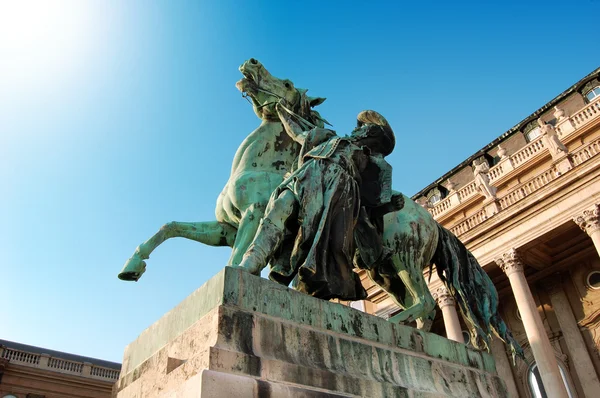 Estatua de caballo y jinete en el Palacio Real de Budapest —  Fotos de Stock