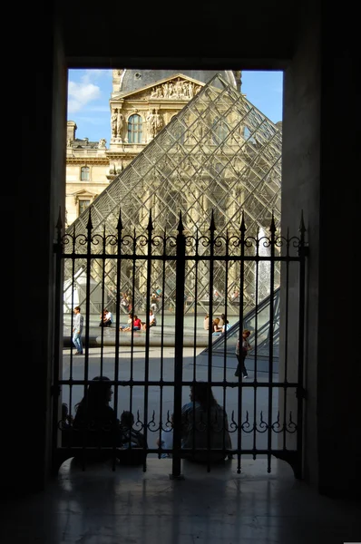 Ingången till Louvren, paris — Stockfoto