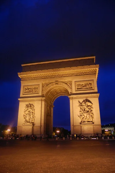 Триумфальная арка ночью, Париж — стоковое фото