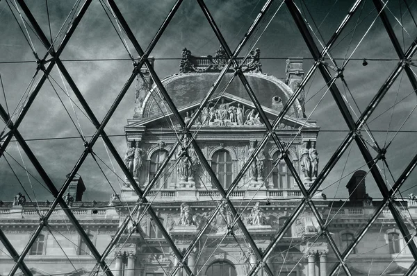 Muzeum Louvre, pohled přes pyramidu u vchodu do muzea — Stock fotografie